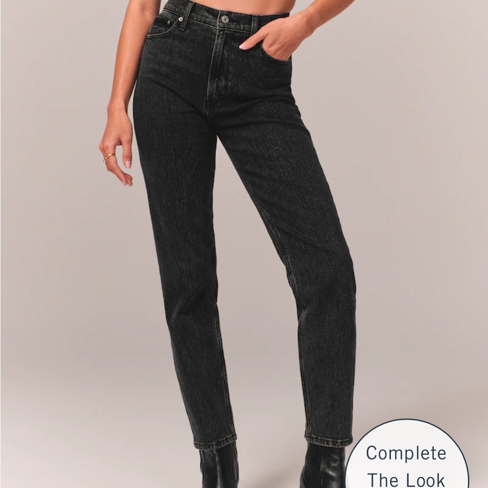 Abercrombie & Fitch
The Mom High Rise Jean
Size 6R/28